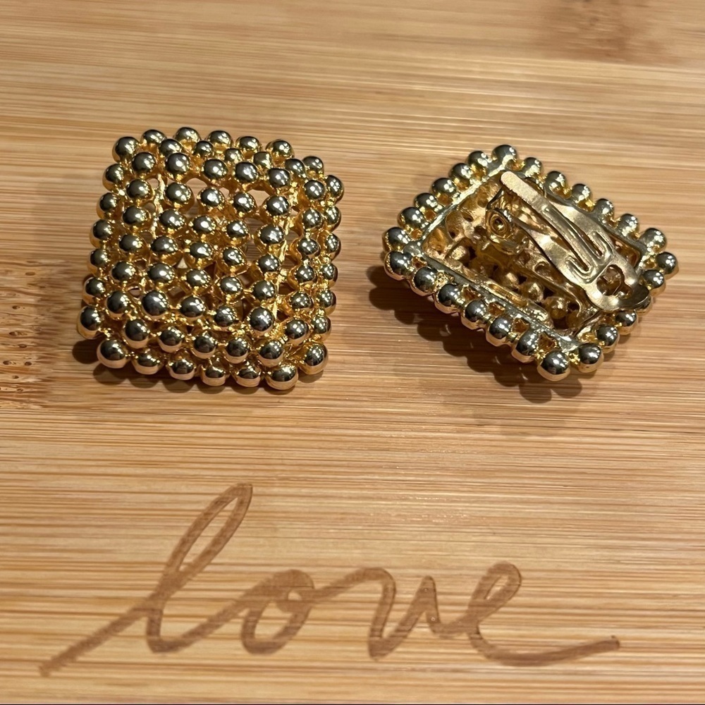 Vintage clips Dome 80’s metal earrings, gold tone metal, clip ons. Unbranded